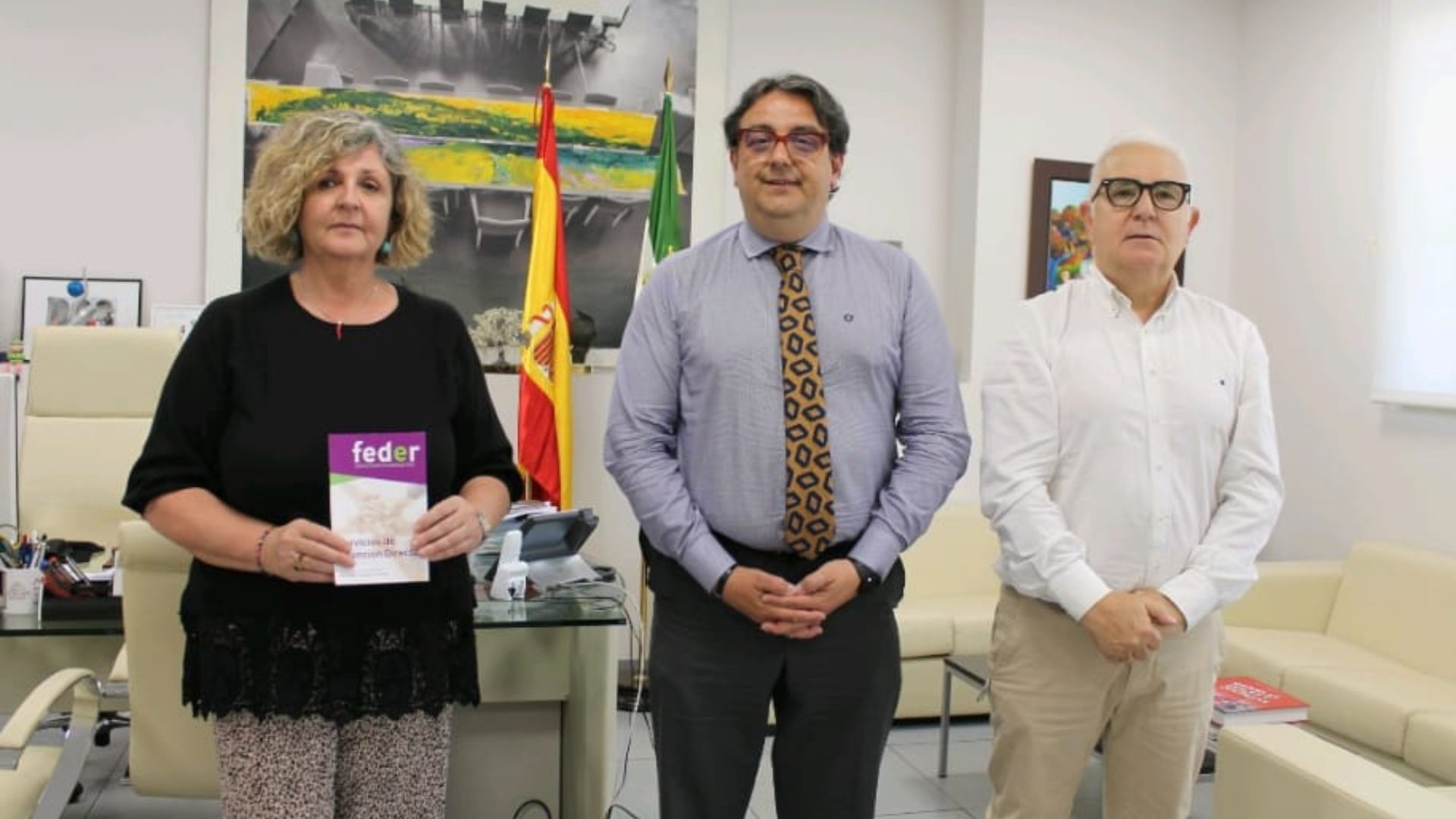 Fotografía tras la reunión, con el Consejero (en el centro) y los representantes de FEDER.