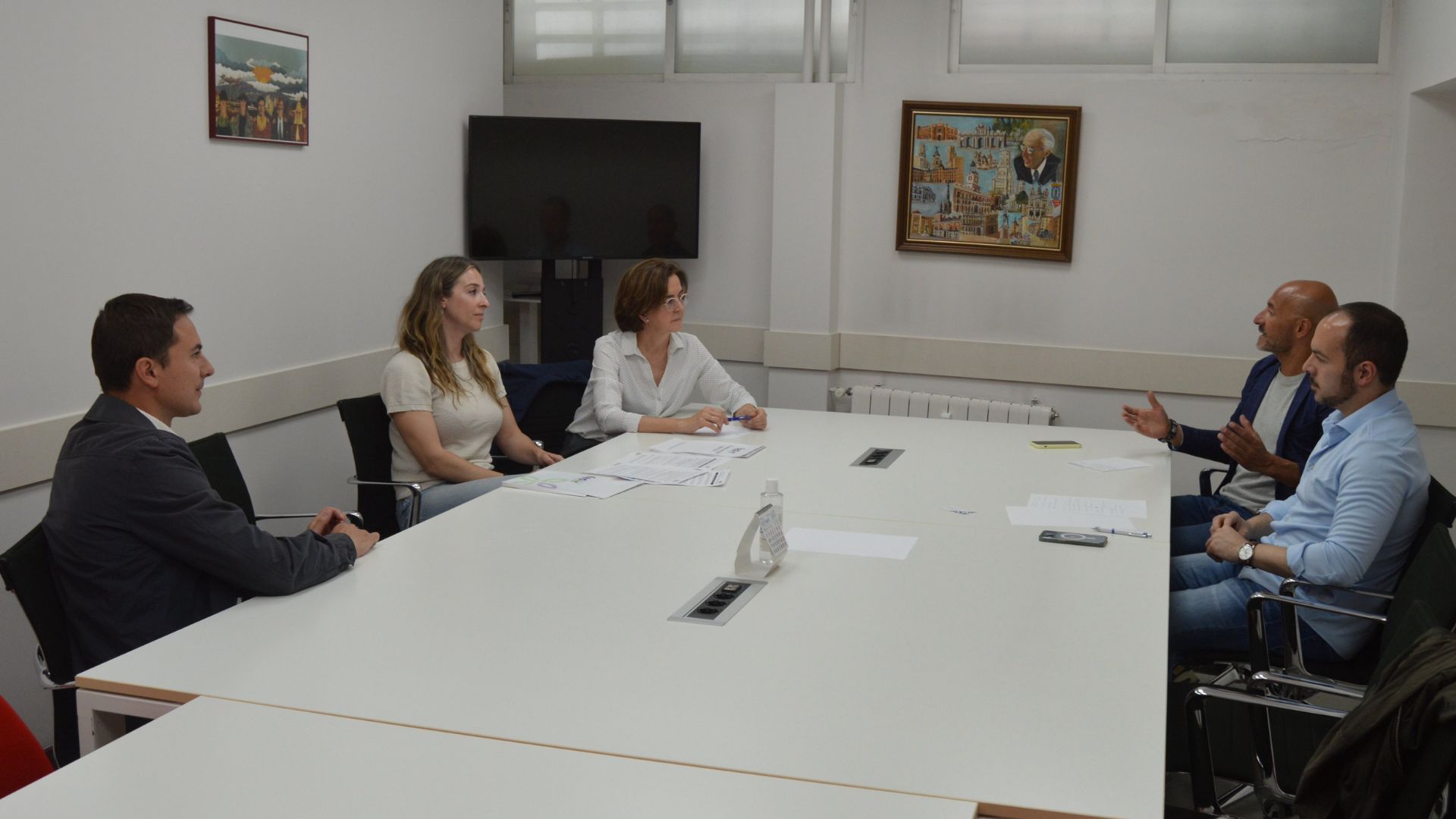 Fotografía durante la reunión.