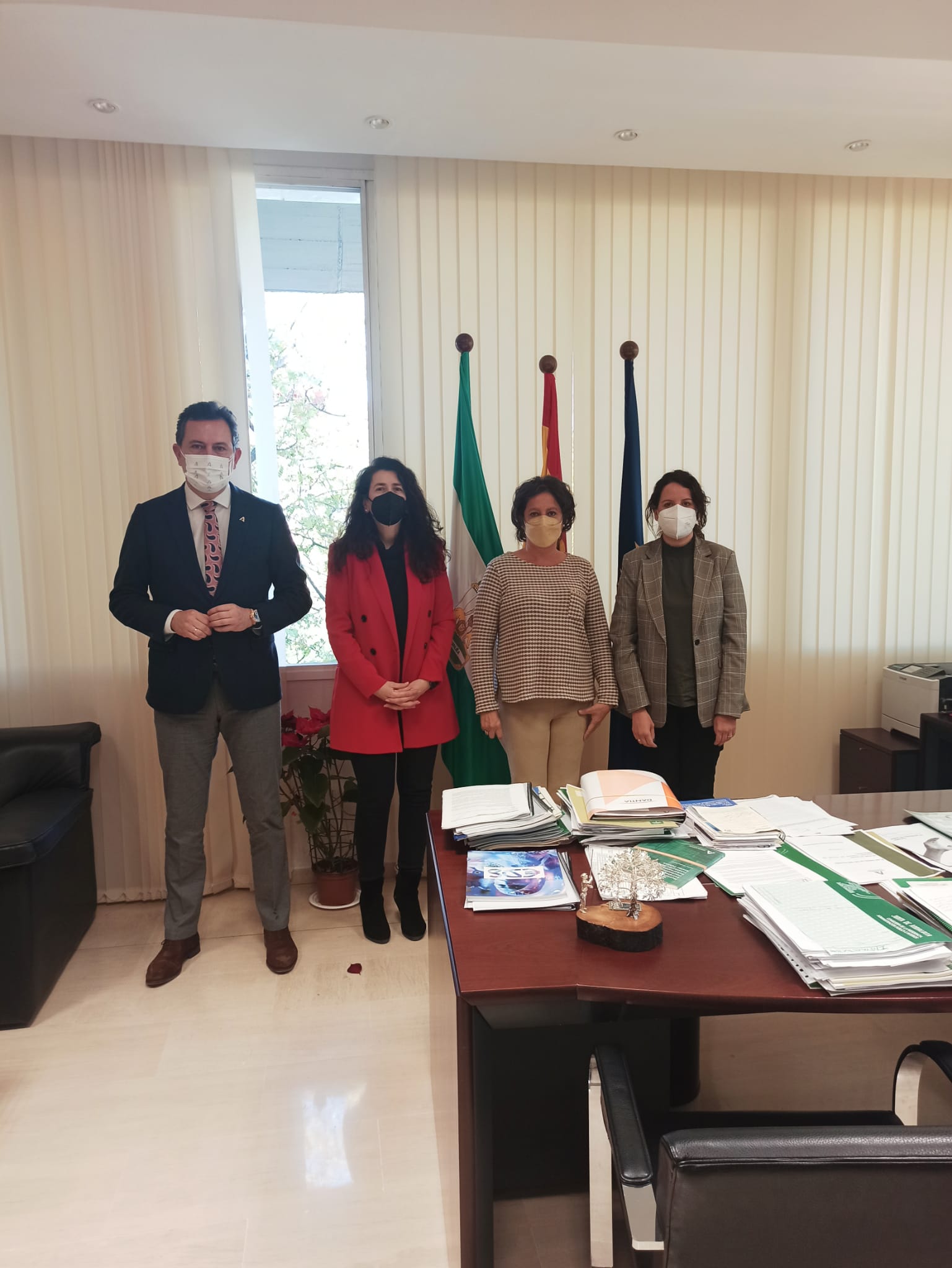 Fotografía tras la reunión entre representantes de la Consejería y FEDER.