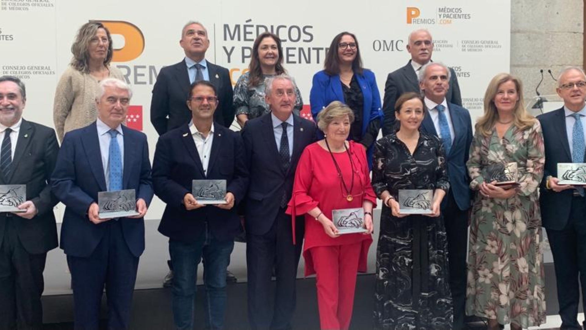 Los galardonados con sus premios