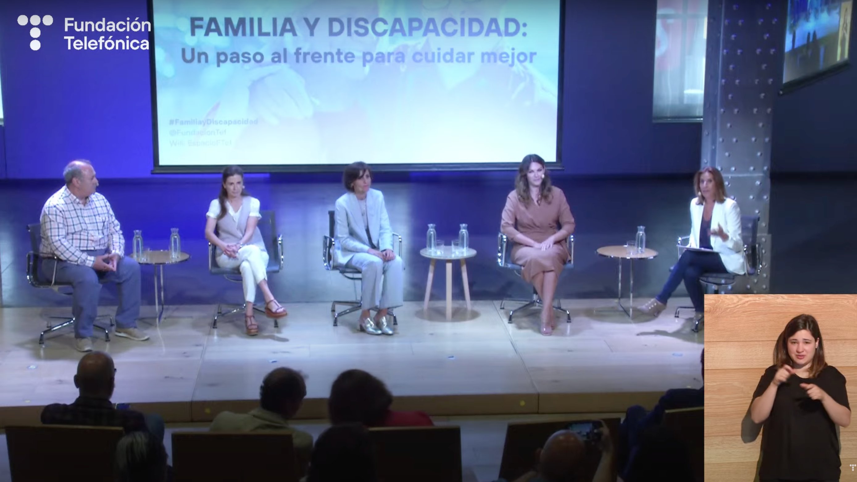 Fotografías durante la mesa en la que hemos estado representados por Enrique López (a la izquierda).