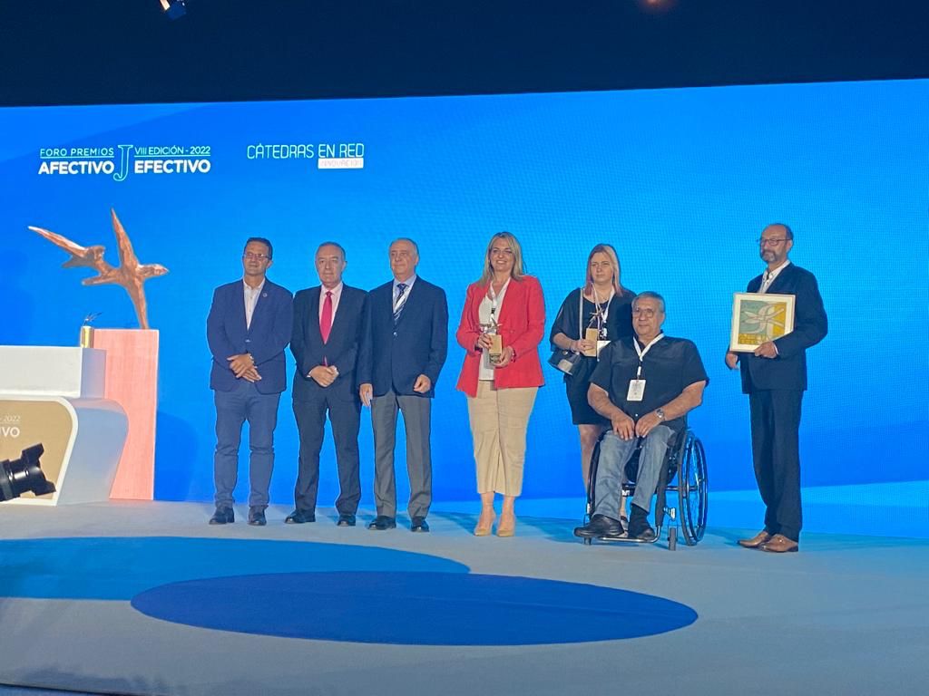 Juan Carrión junto a otros representantes en el escenario del evento