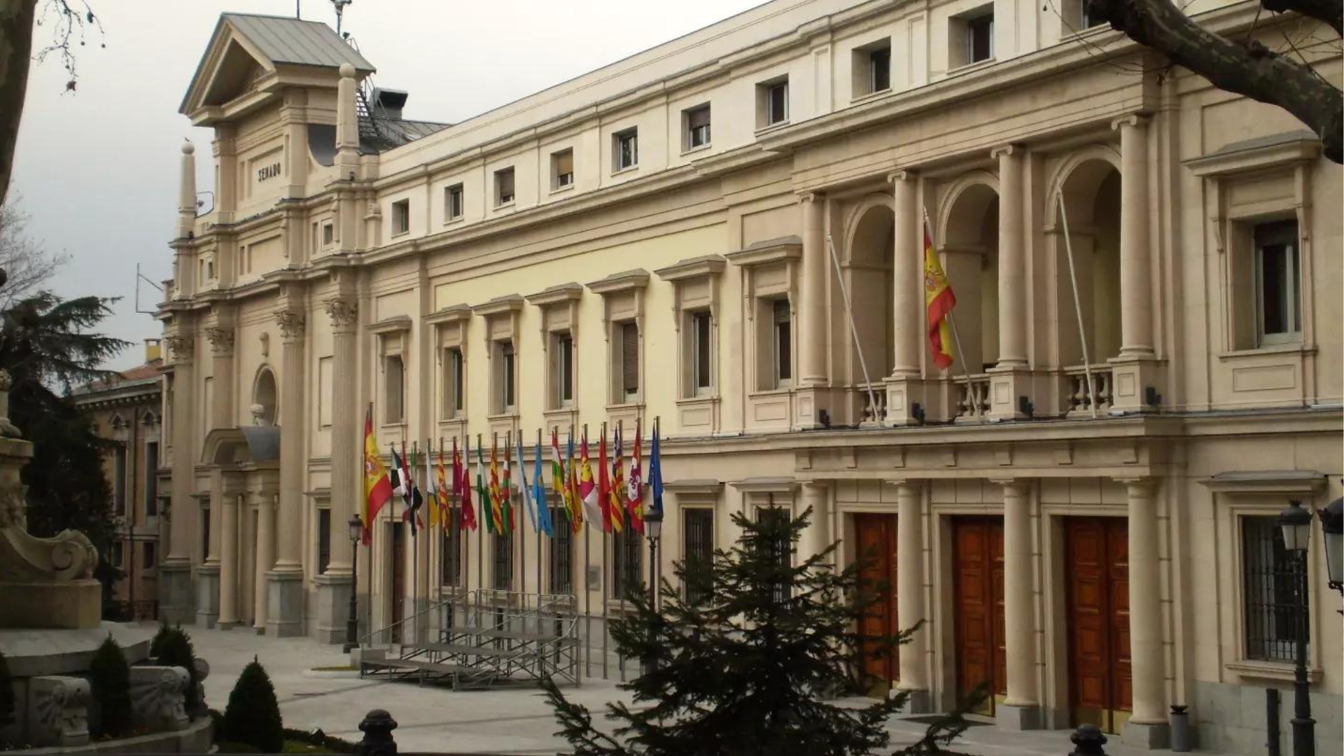 Imagen de la fachada principal del edificio del Senado