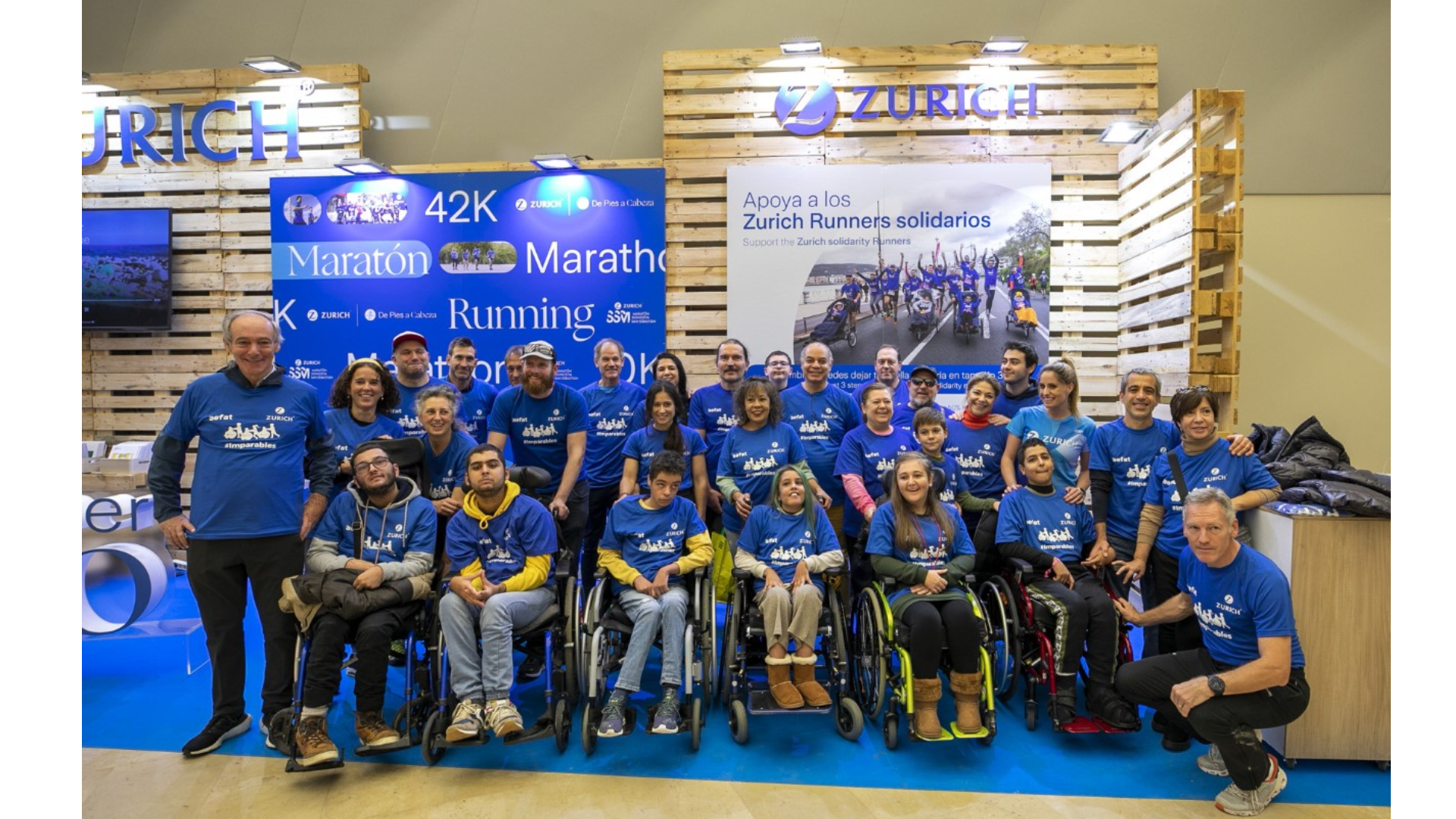 Equipo Zurich Aefat posando vestidos con la equipación azul marina de la Zurich Maratón