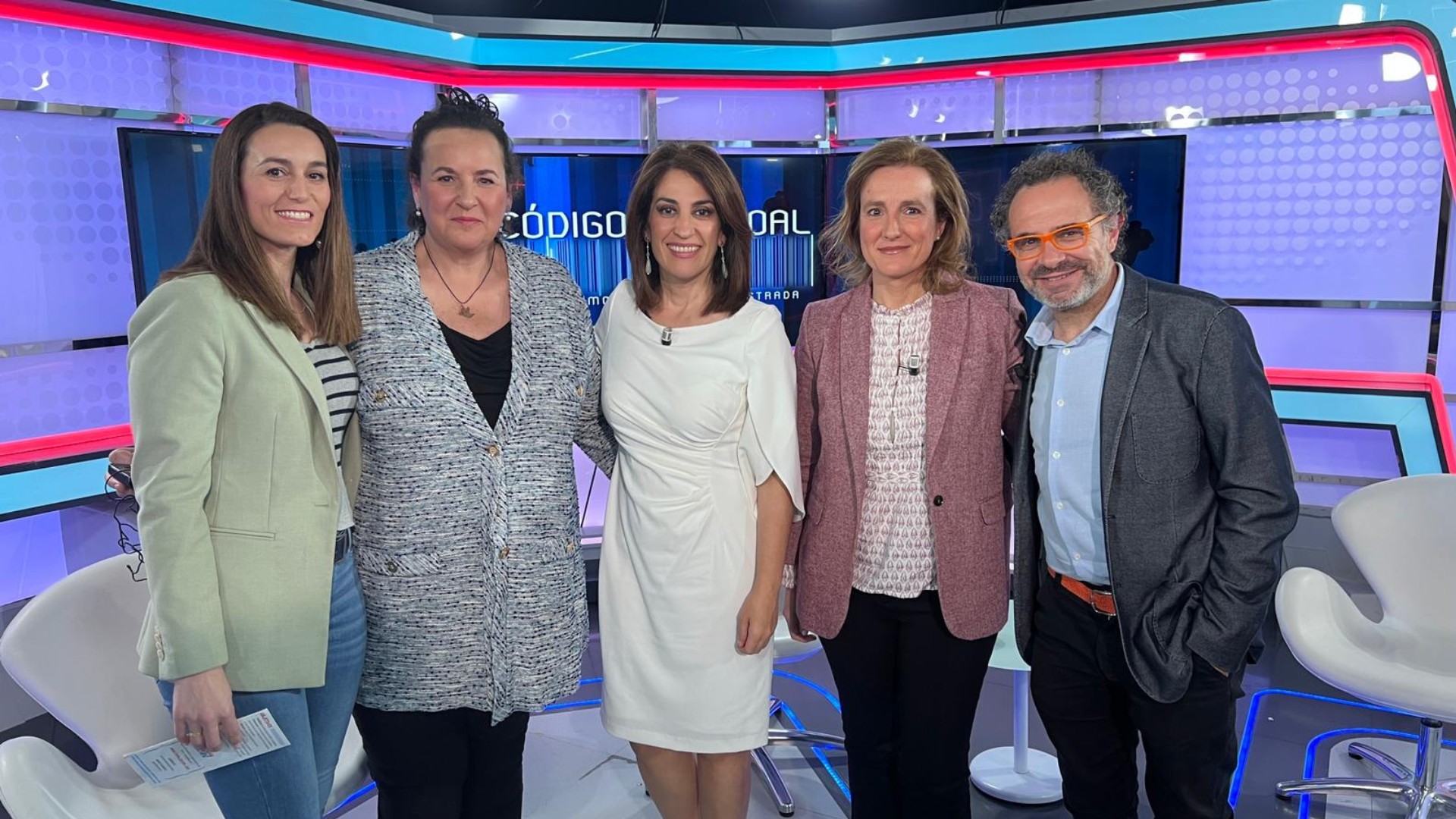 Fotografía de grupo del programa Código Samboal en la que aparecen (de izquierda a derecha): Leticia Zarza, Nuria Pombo, Ana Samboal, Mónica Rodríguez y José Luís Izquierdo