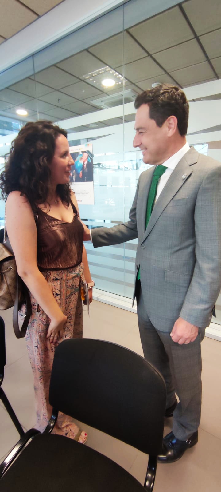 Nuestra compañera Irene Rodríguez junto a Juan Manuel Moreno, presidente de Andalucía.