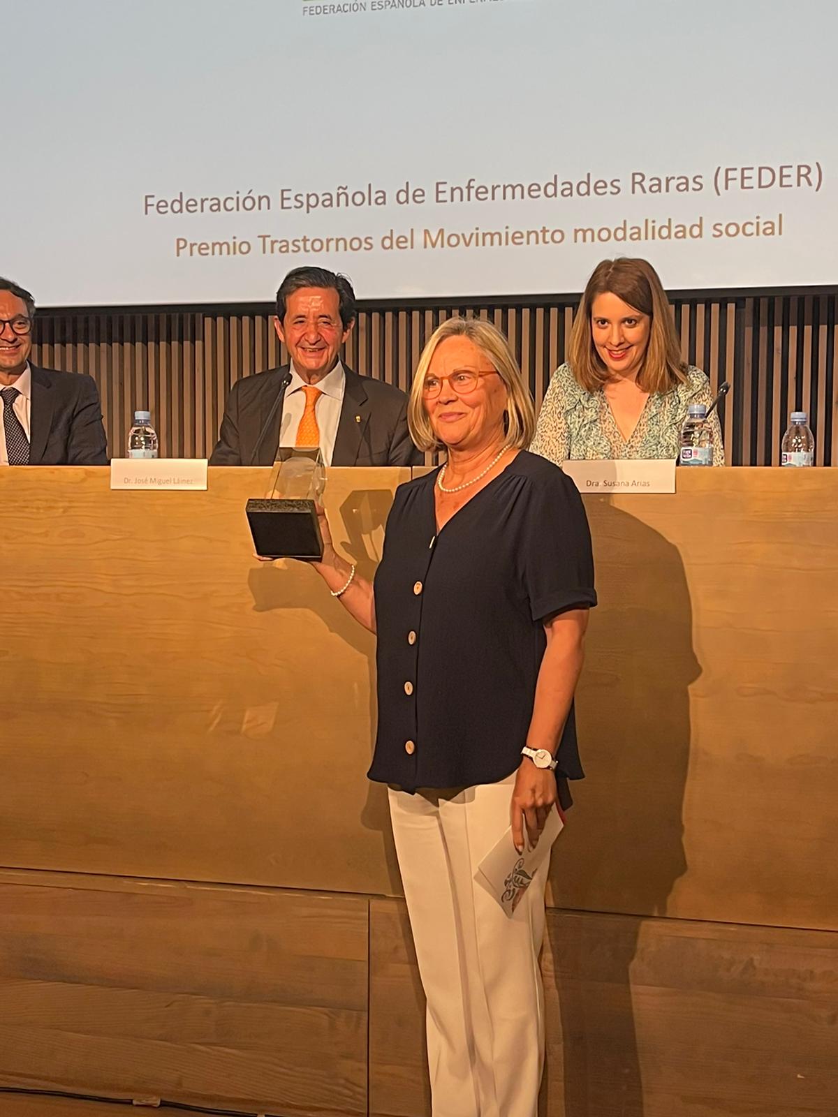 Anna Ripoll, de la Junta Directiva de FEDER, recibiendo el Premio SEN.