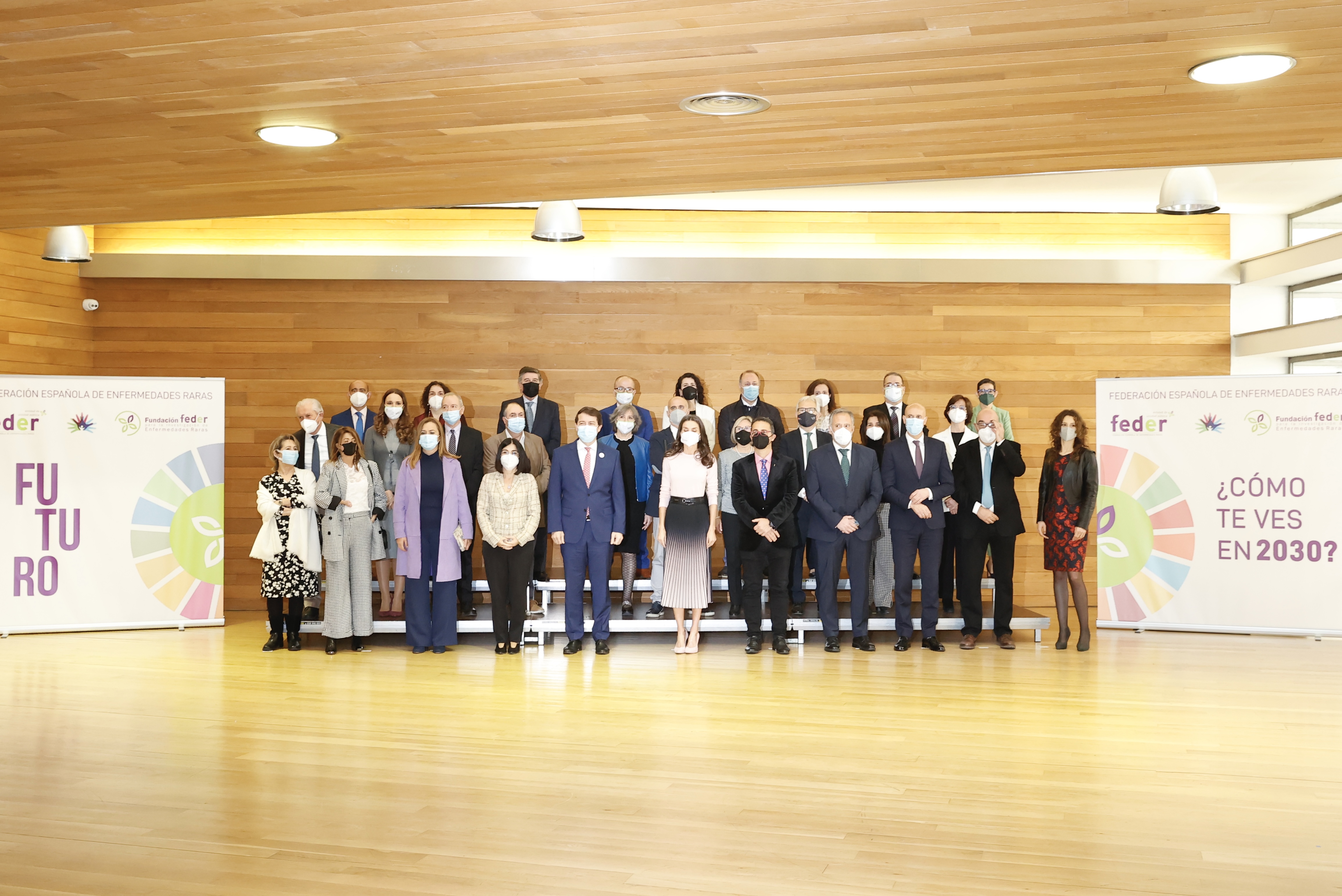 Última foto de familia entre Su Majestad la Reina y la Junta Directiva de FEDER.