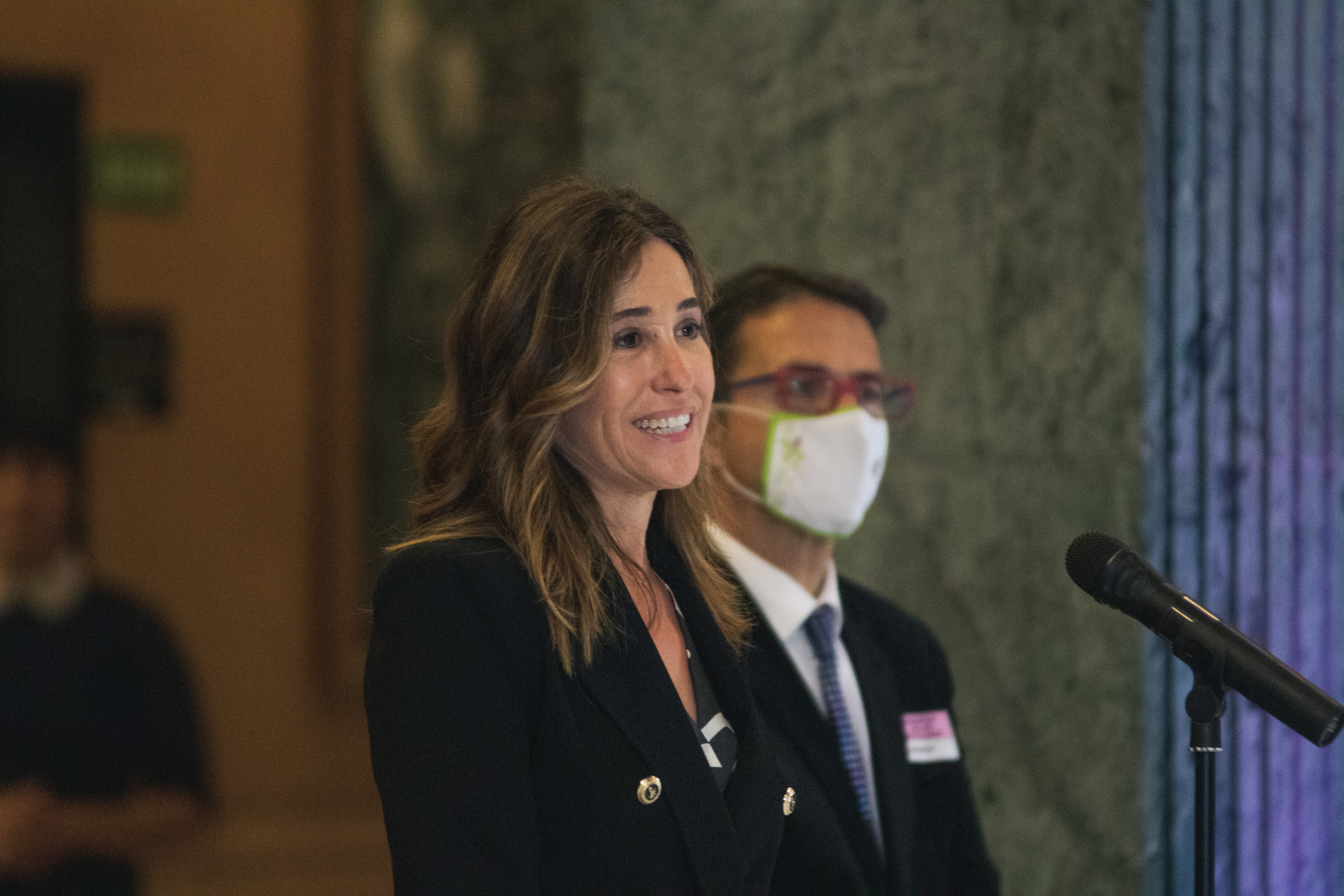 Imagen de la Clausura de Eres Arte, al fondo Juan Carrión y en primer plano Rosa Romero, vicepresidenta tercera de la Mesa del Congreso de los Diputados 