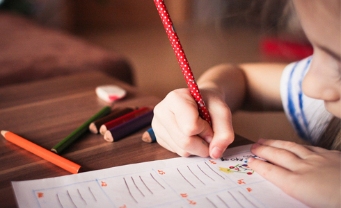 Imagen niño escribiendo