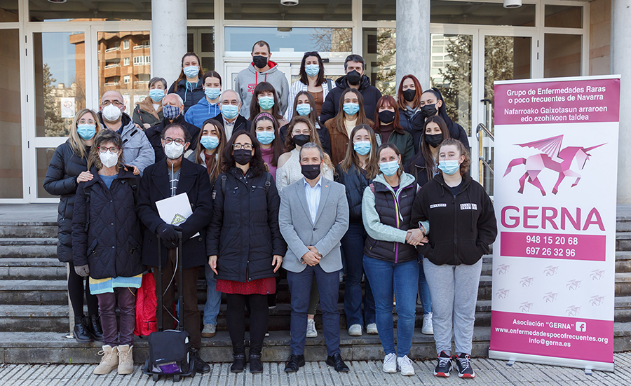 Pacientes, estudiantes y profesorado de la asignatura de la UPNA dedicada a las enfermedades raras, junto con el decano de la Facultad de Ciencias de la Salud