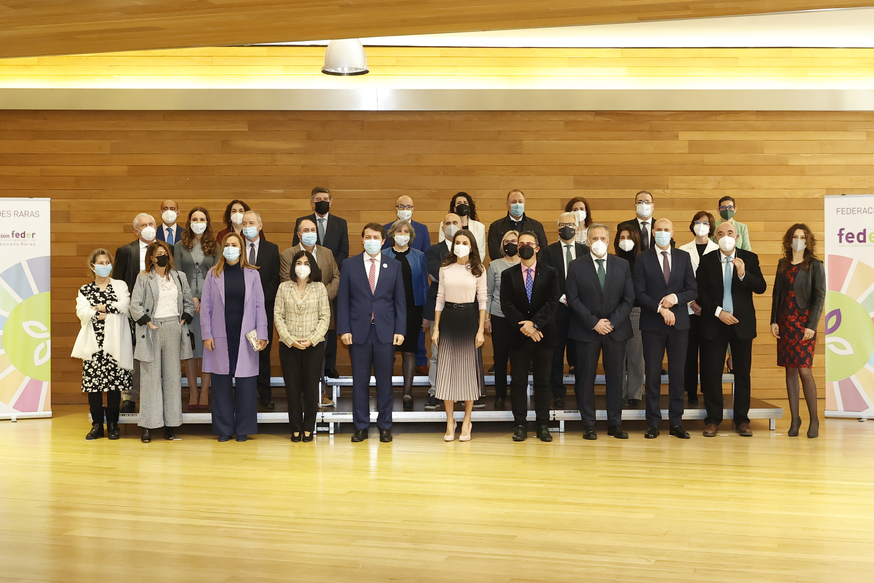 Fotografía de familia entre Su Majestad la Reina, autoridades y representantes de FEDER.