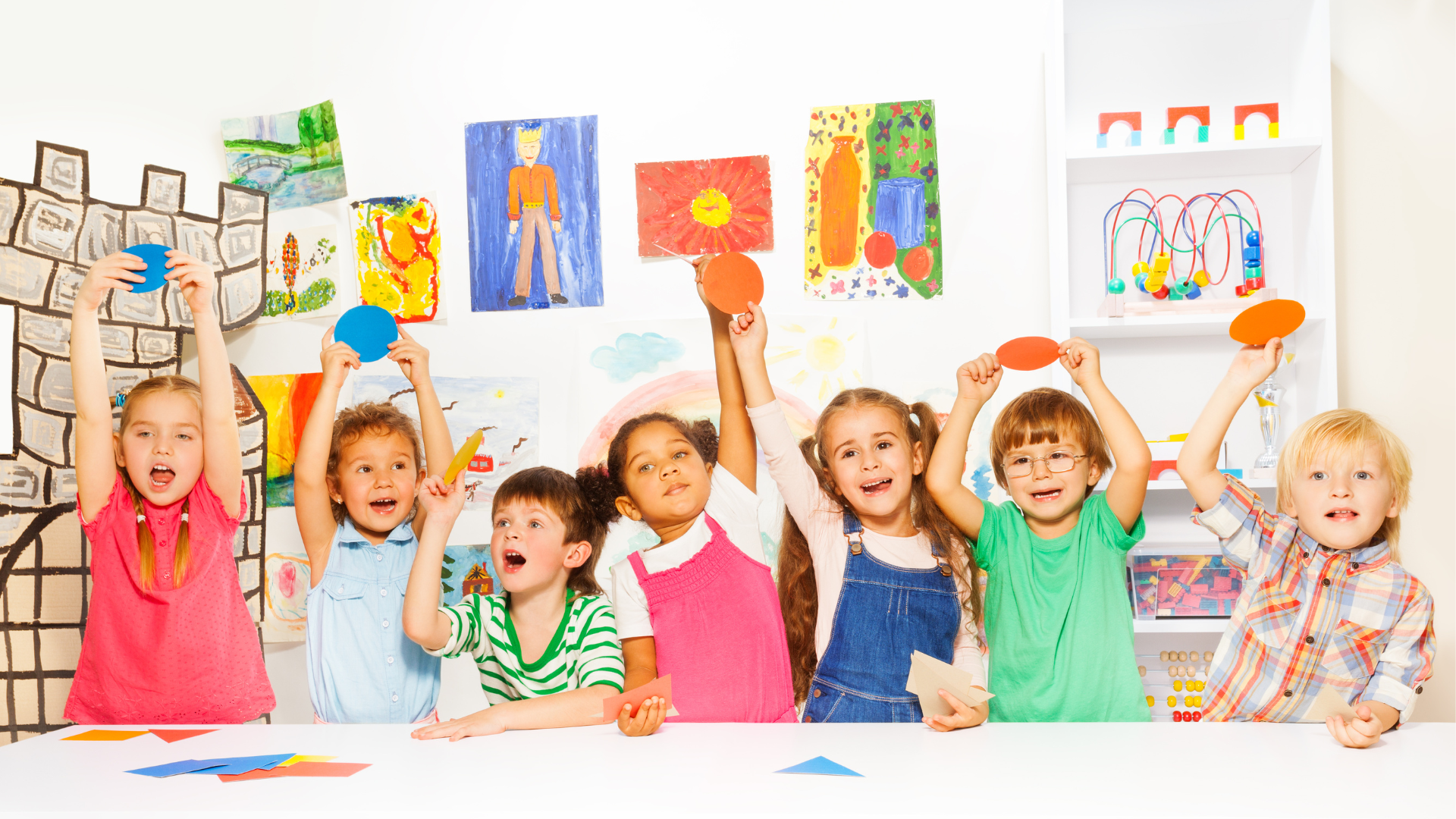 Fotografía de niños en un aula