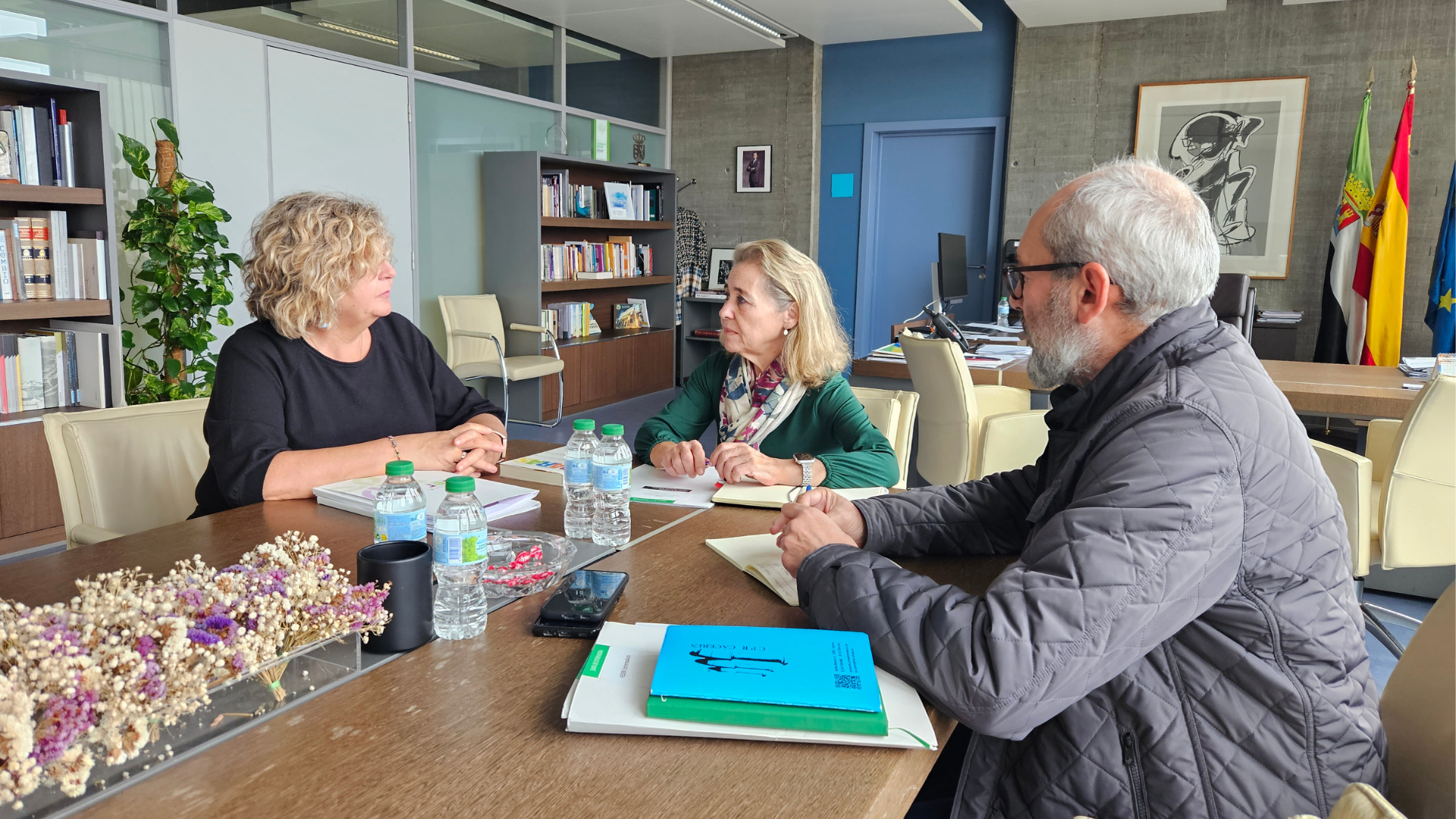 De izquierda a derecha: Estrella Mayoral, responsable de atención directa en FEDER, María Mercedes Vaquera, Consejera de educación de la Junta de Extremadura y Pedro Antonio Pérez, •	Director General de Formación Profesional, Innovación e Inclusión educativa