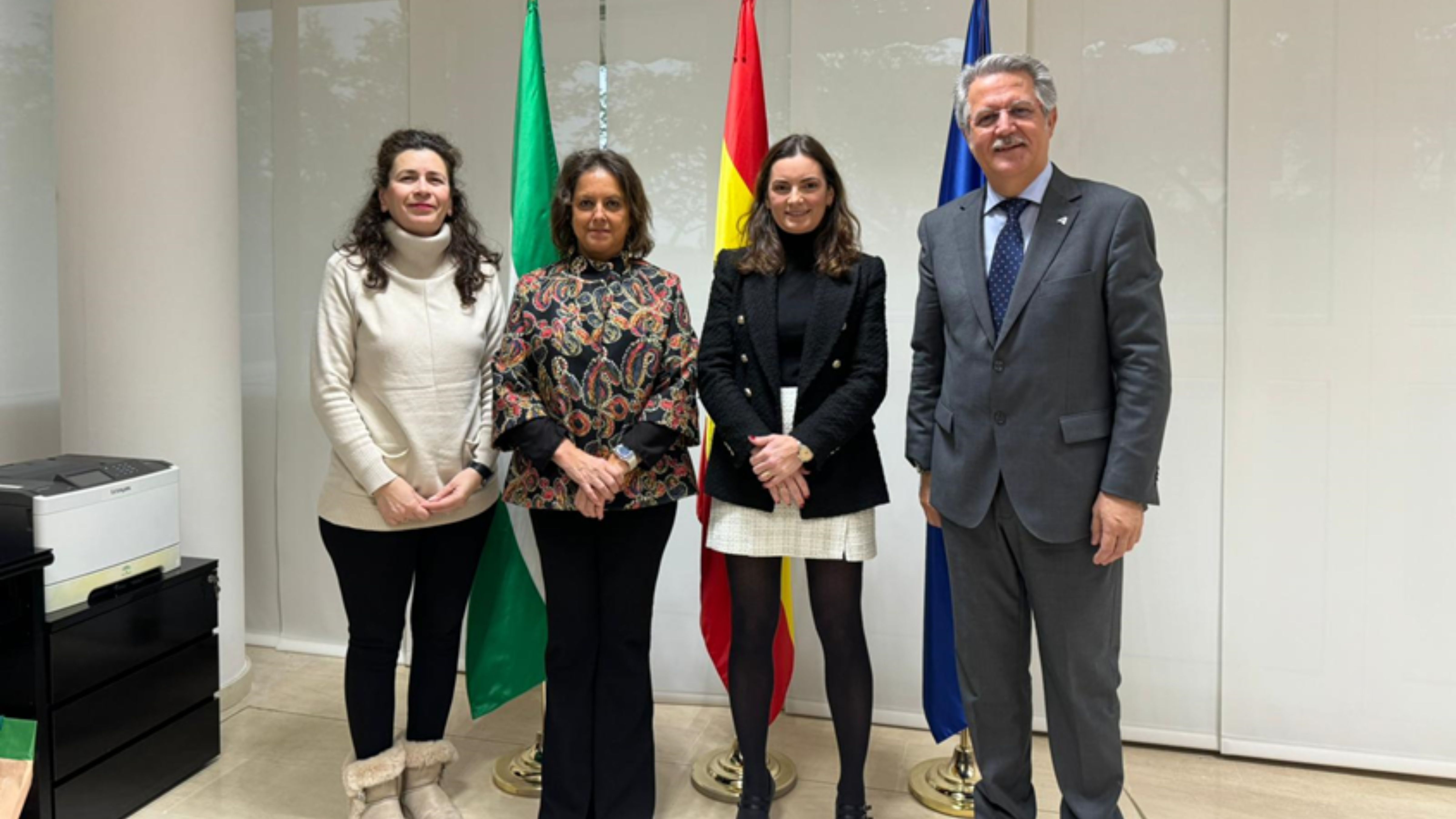 Fotografía con los representantes de la Consejería y de FEDER tras la reunión.