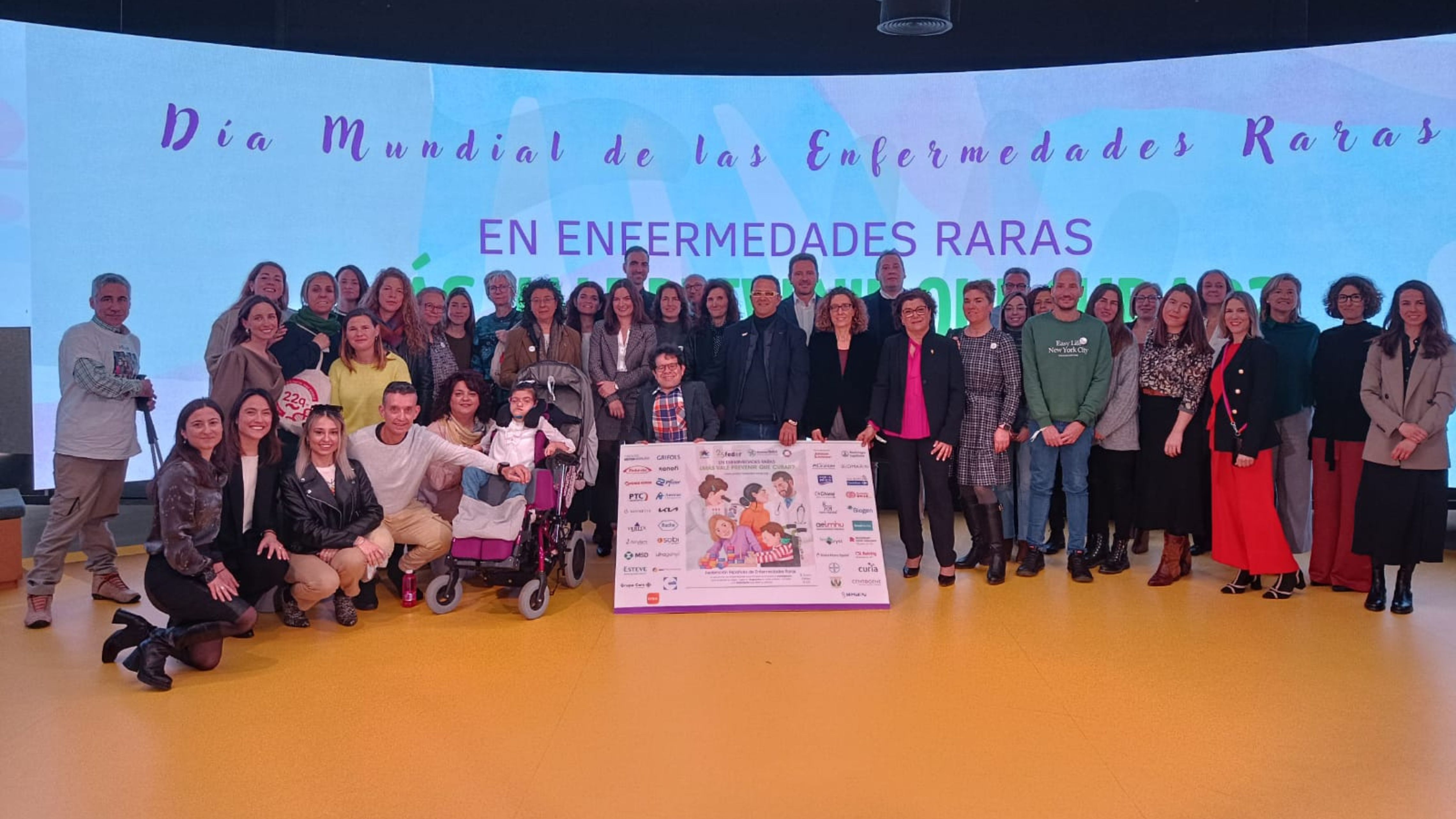 Fotografía de familia tras la presentación.