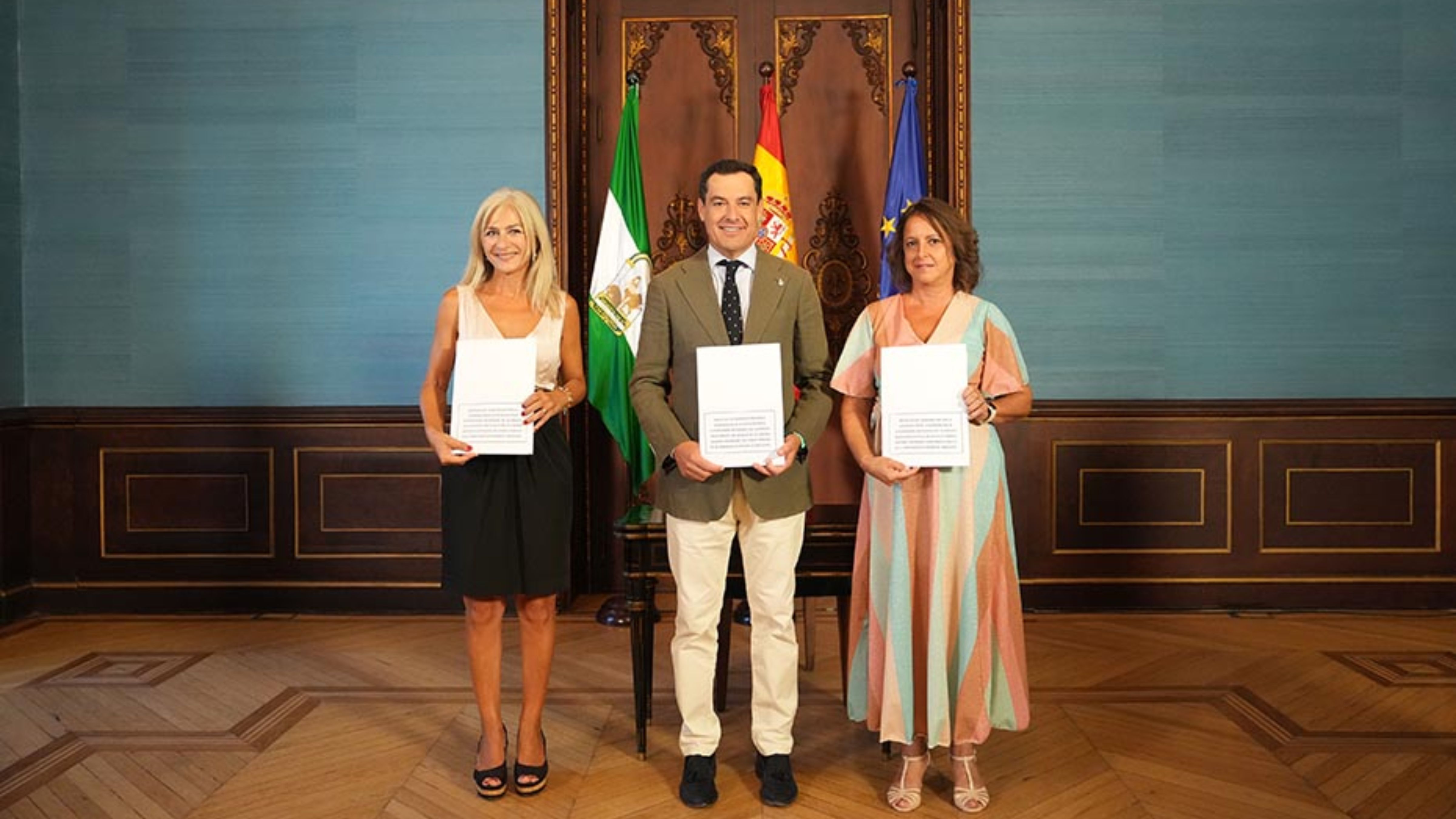 Fotografía del presidente de la Junta, Juanma Moreno, entre la consejera de Desarrollo Educativo, Patricia del Pozo, y la de Salud, Catalina García (Fuente: Junta de Andalucía).