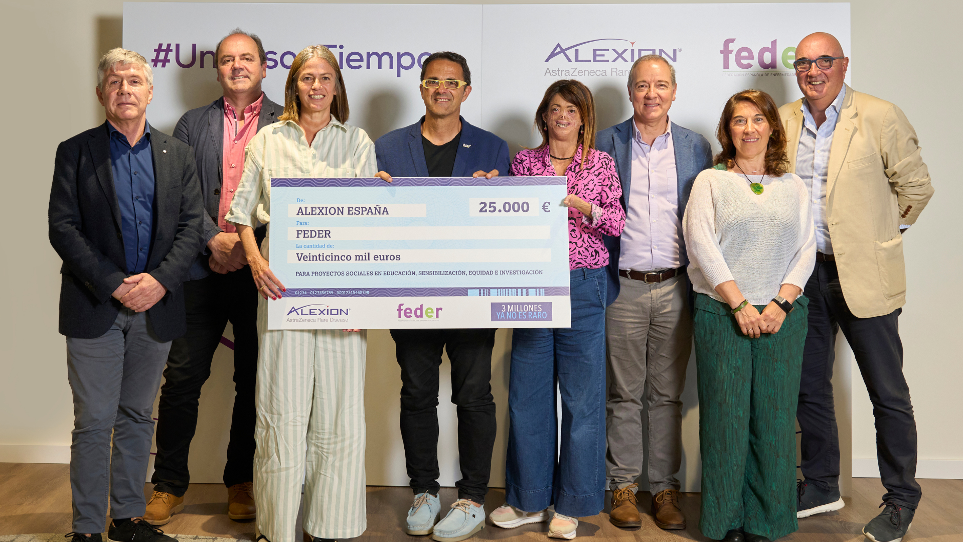 De izquierda a derecha: Carlos Macedo, Sr Medical Director Spain &amp; Portugal de Alexion; Antonio Cabrera, presidente  de HipoFam y miembro de la Junta Directiva de FEDER; Leticia Beleta, VP &amp; General Manager de Alexion; Juan Carrión, presidente de  FEDER; Fide Mirón, vicepresidenta de FEDER; Jordi Cruz, director de proyectos y RRII de MPS y miembro de la Junta Directiva de  FEDER; Laura Gutiérrez, Director Patient Advocacy de Alexion; y Santiago de la Riva, tesorero de FEDER; sosteniendo un cheque con  la do