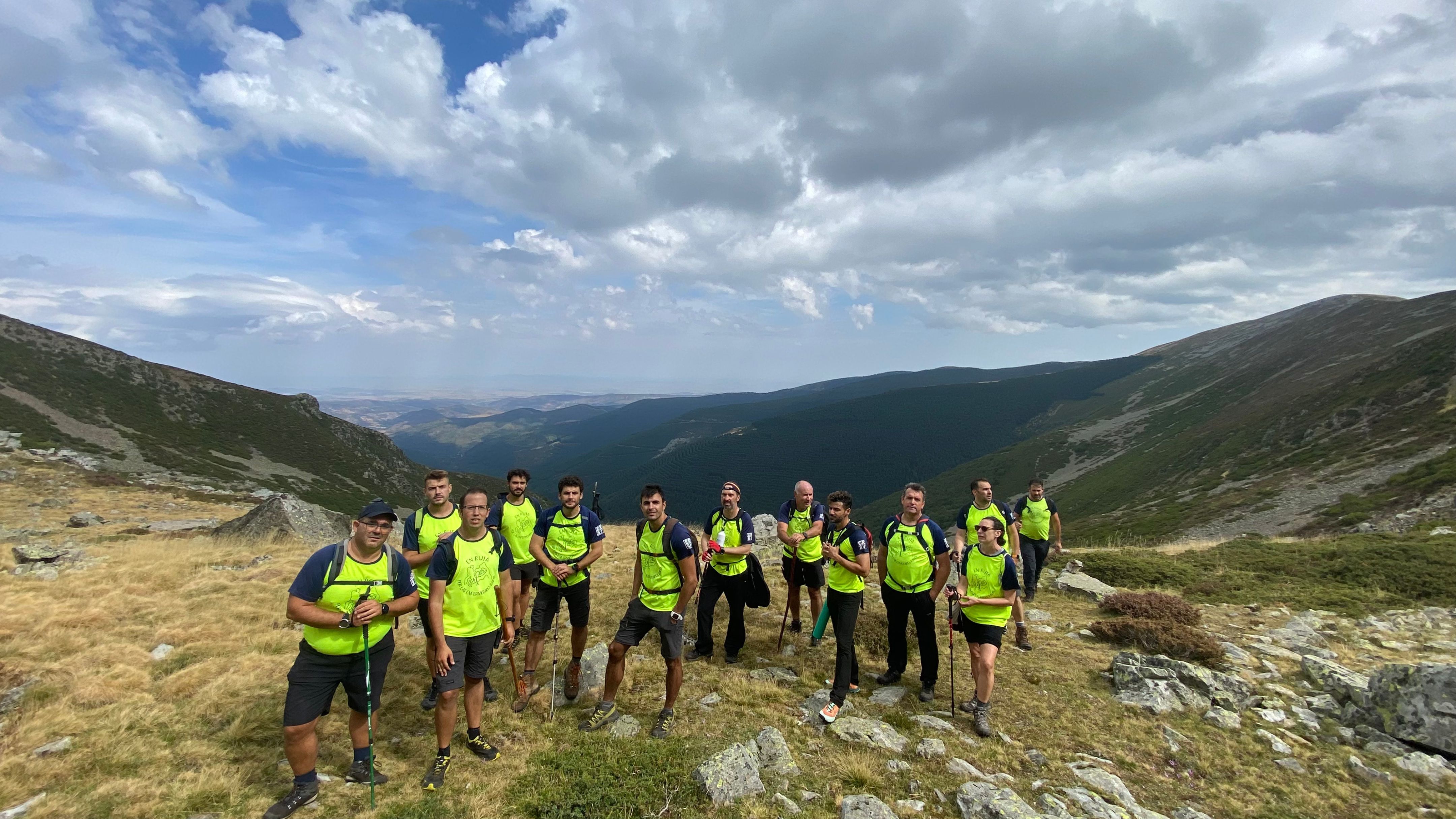 Miembros del equipo ascendiendo al Pico San Millón.