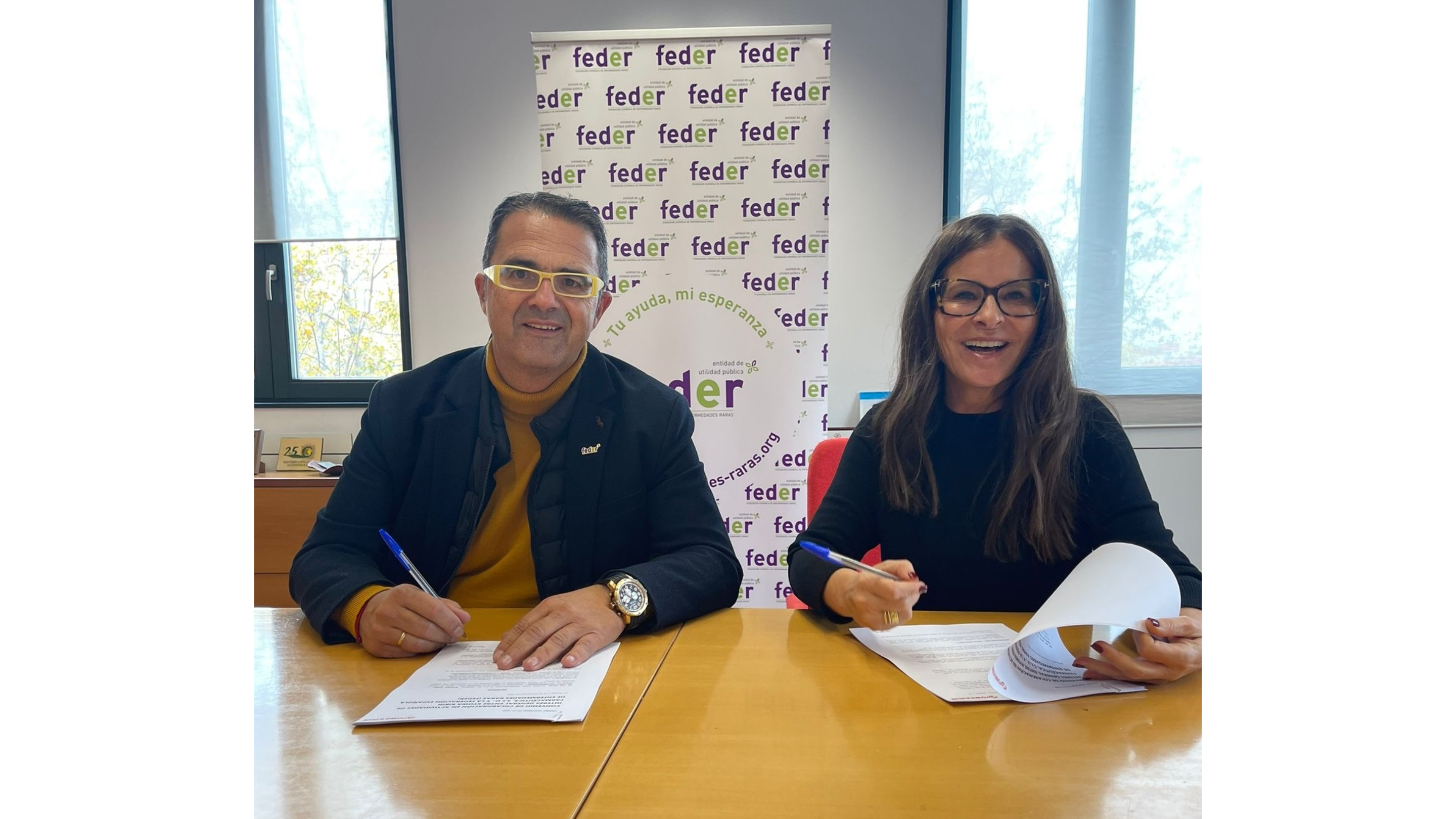 Ángela González, Southern Cluster Corporate Affairs &amp; Patient Partnership Director y Juan Carrión, presidente de FEDER en la firma del convenio.