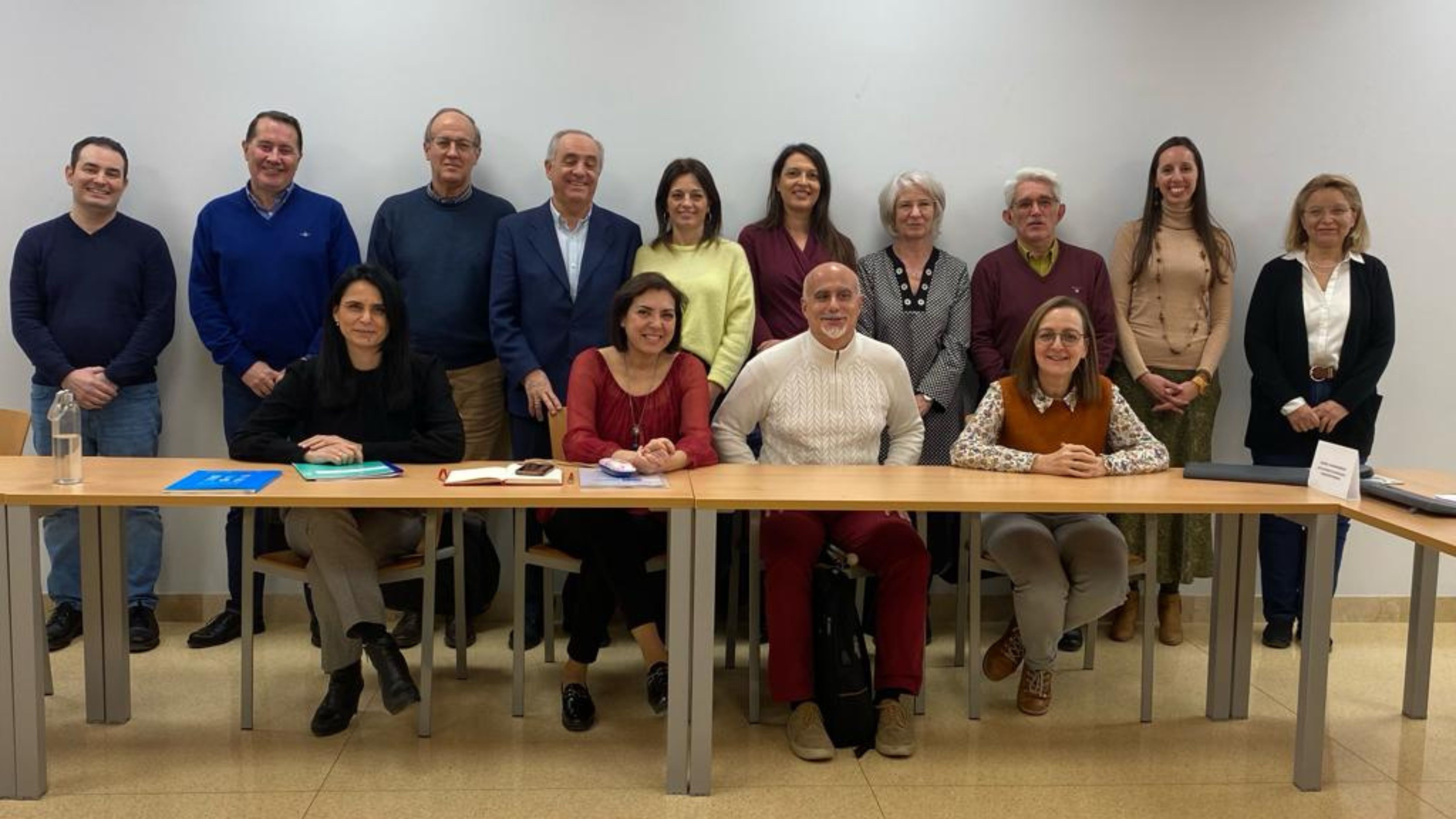 Fotografía de familia tras la reunión de la Comisión de Dirección y de la Comisión Técnica de Seguimiento del Plan.