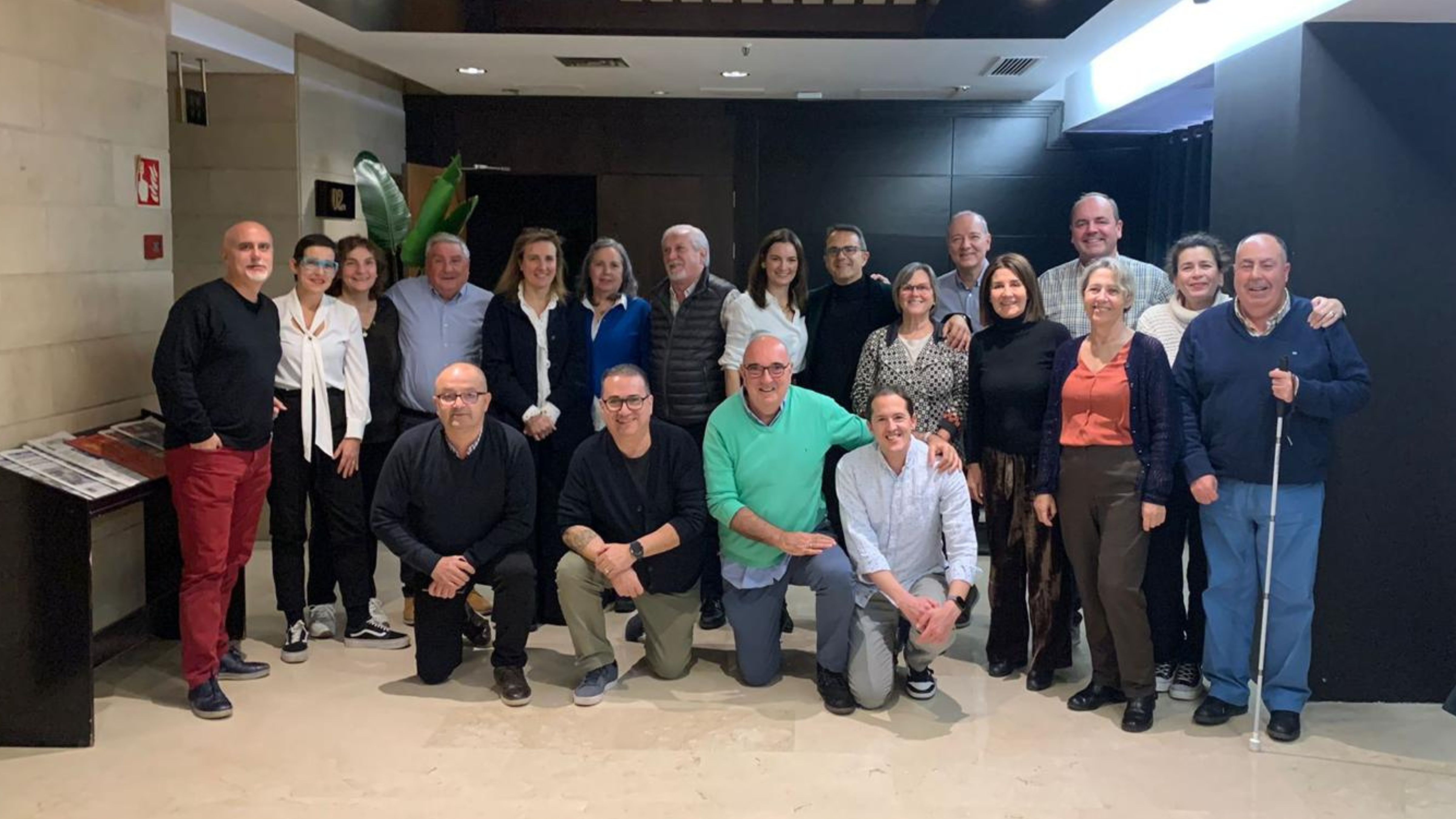 Fotografía de familia tras la reunión.