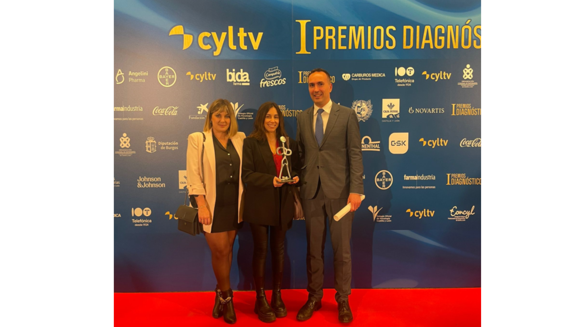 Foto del representante territorial de Castilla y León recogiendo el premio