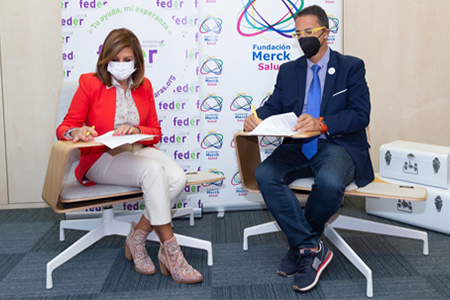 Fotografía de Dª Carmen González Madrid, presidenta de Fundación Merck Salud y D. Juan Carrión, presidente de FEDER y Fundación FEDER, durante la firma del convenio.