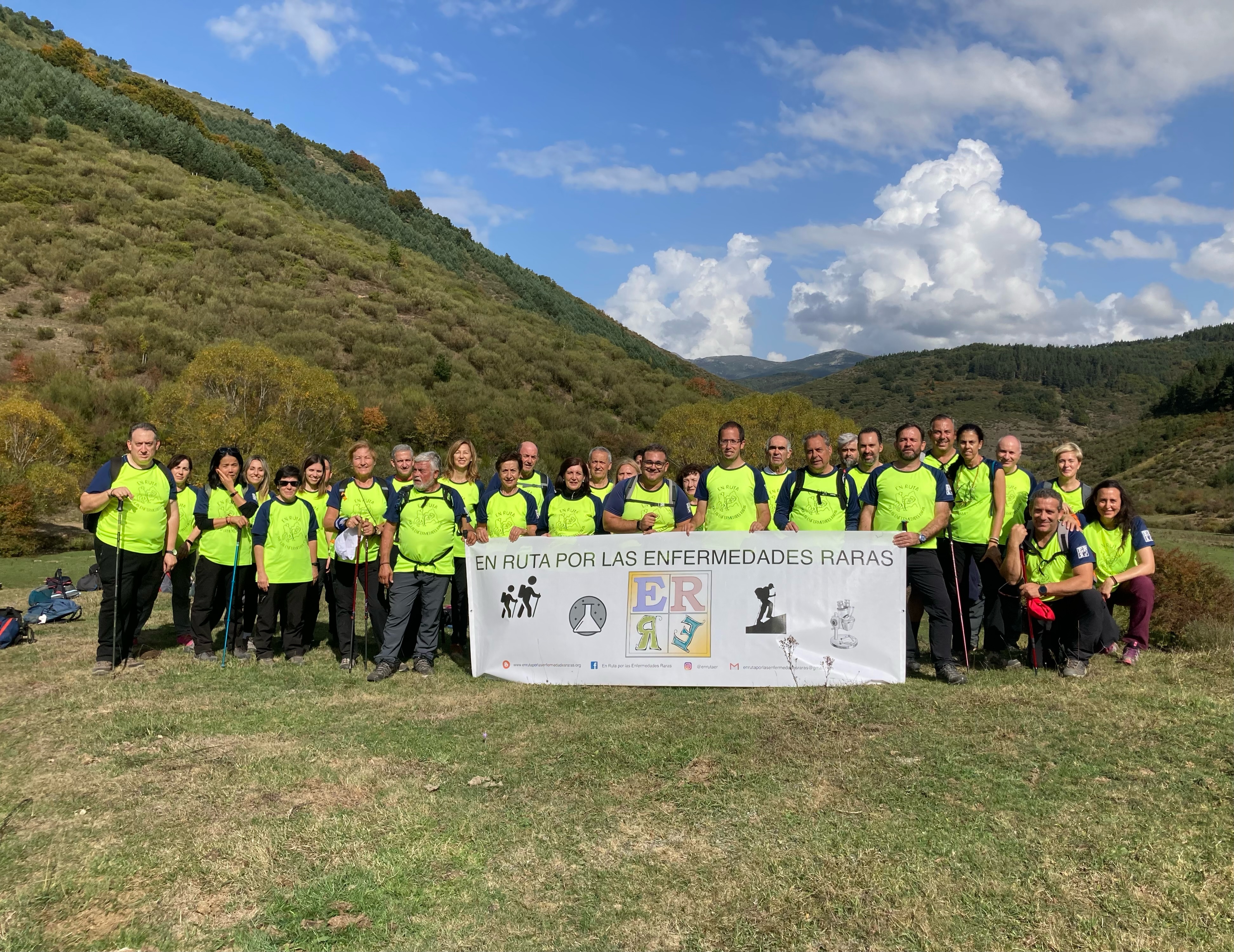 31 miembros de la asociación en ruta con camisetas de color fosforito 