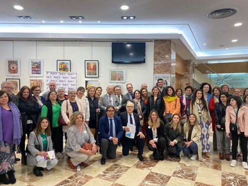 José María Vergeles, consejero de Sanidad y Servicios Sociales (en el centro), junto a Modesto Díez, miembro de la Junta Directiva de FEDER y Representante Territorial autonómico, en una foto de familia junto al tejido asociativo de enfermedades raras autonómico y el equipo profesional de FEDER.