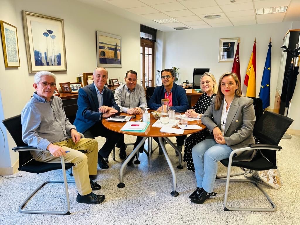 Representantes de las tres instituciones durante la reunión.