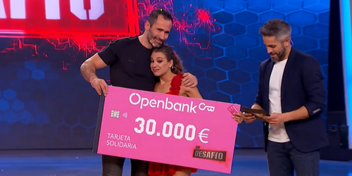 Ana Guerra y Jorge Blanco con el cheque de 30.000 €