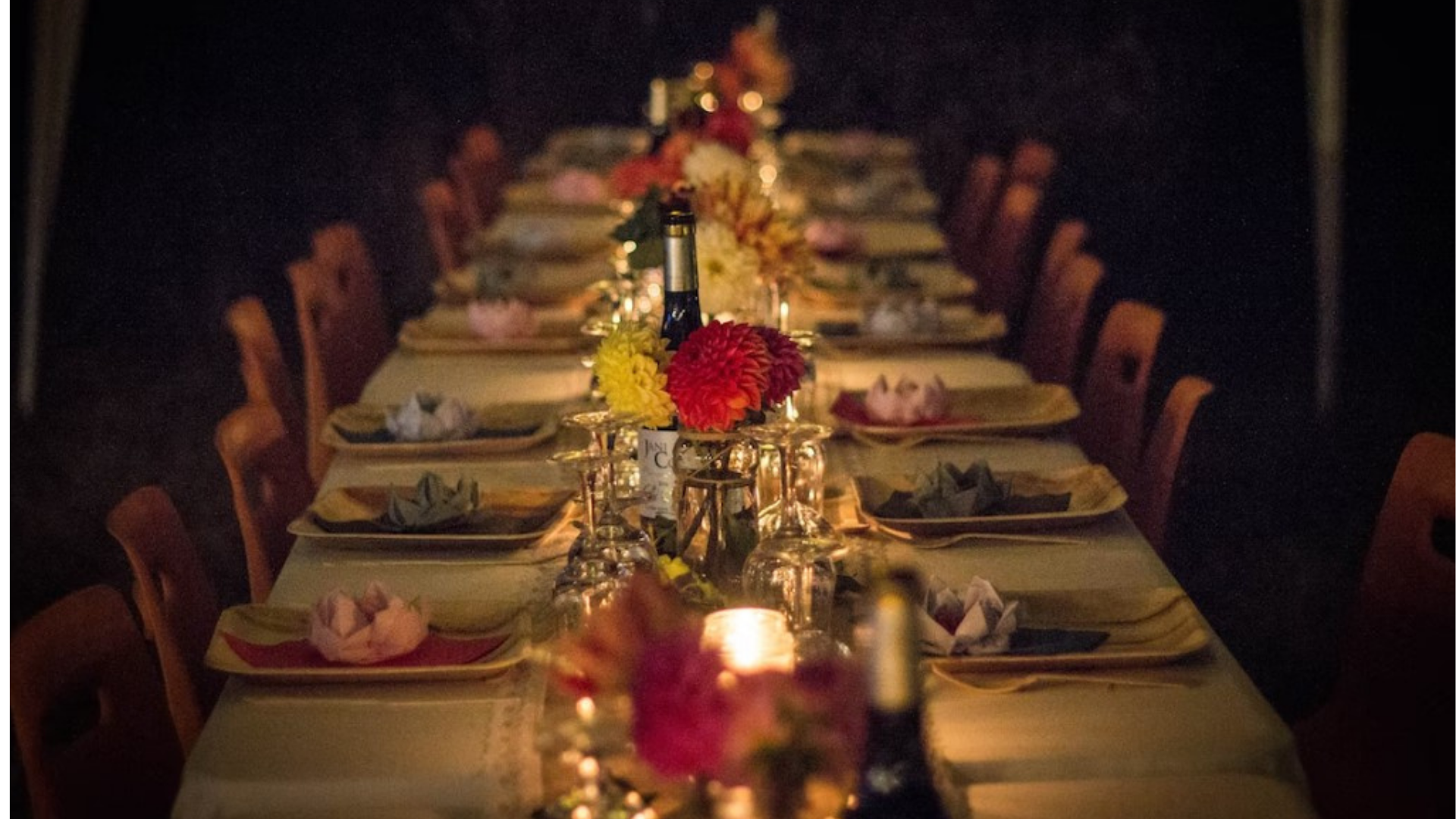 Fotografía de mesa preparada para cenar