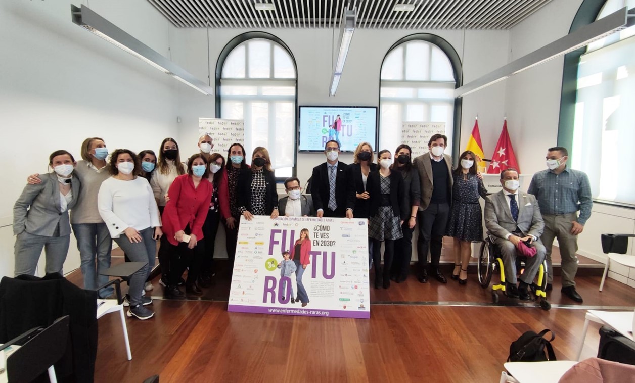 Fotografía de familia tras una rueda de prensa de FEDER en febrero de año a la que asistió el Director General. 