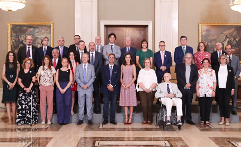 Eva Bermejo (arriba a la derecha) junto a Su Majestad la Reina (en el centro) y miembros de los Comités Asesor y Científico de FEDER y Fundación FEDER.