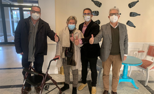 Representantes de ELA Extremadura y de FEDER posando juntos con el pulgar hacia arriba.