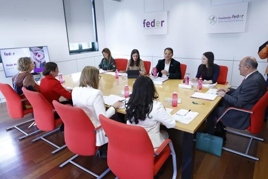 Fotografía de Su Majestad la Reina junto a Juan Carrión, presidente de FEDER y su Fundación, durante la reunión anual de 2019 (© Casa de S.M. el Rey).