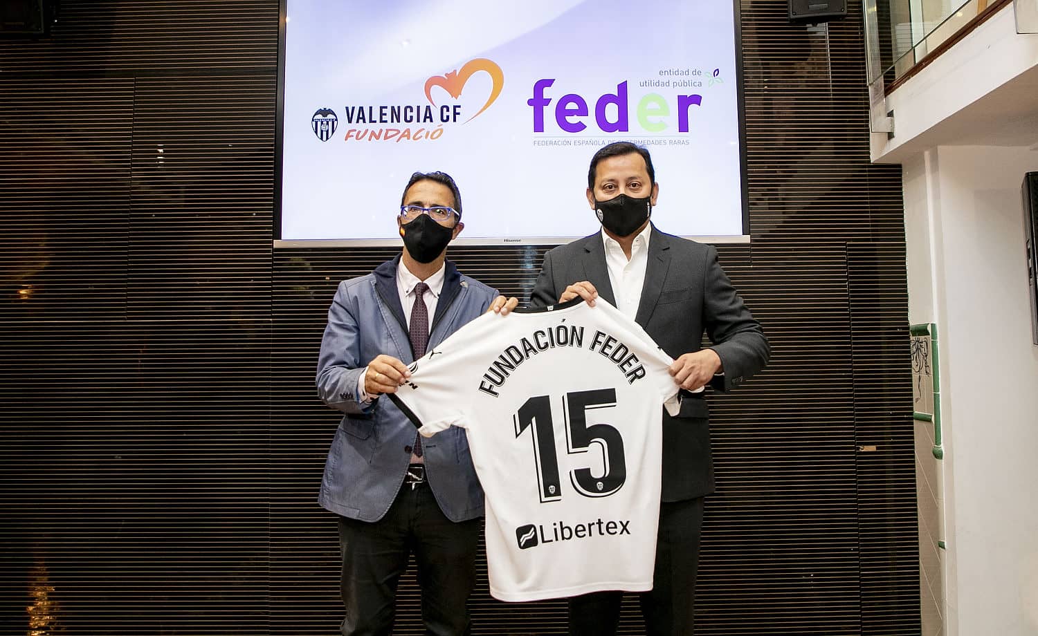 Representantes del CF Valencia y de FEDER en la firma de 2021