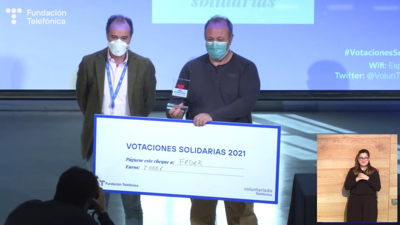 Fundación Telefónica hace entrega a Enrique López, representante de FEDER del premio al tercer reto más votado