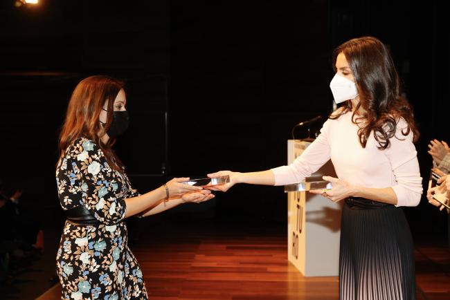 Su Majestad la Reina durante la entrega de los Reconocimientos FEDER 2022 (© Casa de S.M. el Rey).