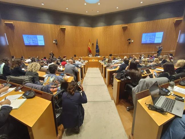 Fotografía panorámica de la sala durante la inauguración.