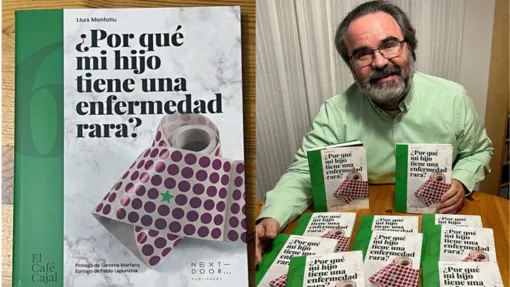 Fotografía de Lluís Montoliu posando junto a varios ejemplares del libro