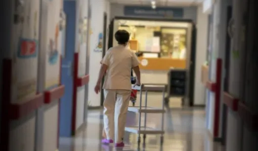 Fotografía de recurso de Redacción Médica en la que aparece una sanitaria, en una planta hospitalaria infantil, en Galicia.