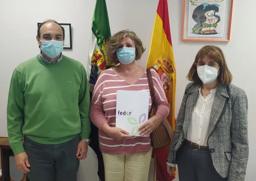 Fotografía tras la reunión entre representantes de la Consejería y FEDER.