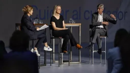 Un momento de la charla sobre salud mental moderada per la directora de l'ARA, Esther Vera, con el consejero de Salud, Josep Maria Argimon