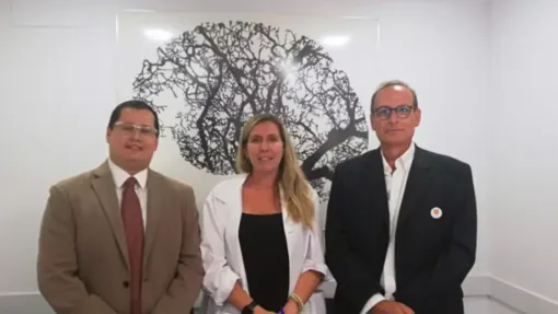 De derecha a izquierda: Javier Abril, neurólogo del CNA, Rocío Vallejo, CEO del CNA, Antonio López, Presidente Enach Asociación.