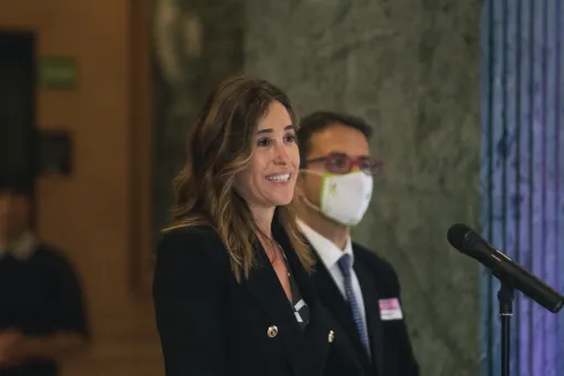 Imagen de la Clausura de Eres Arte, al fondo Juan Carrión y en primer plano Rosa Romero, vicepresidenta tercera de la Mesa del Congreso de los Diputados 