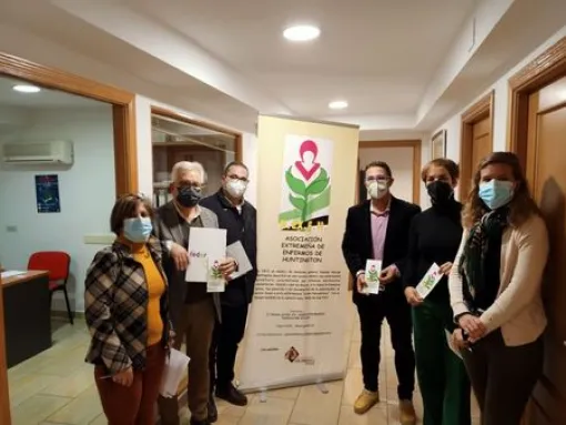 Representantes de FEDER y de AEXEH durante la visita a su sede en Extremadura