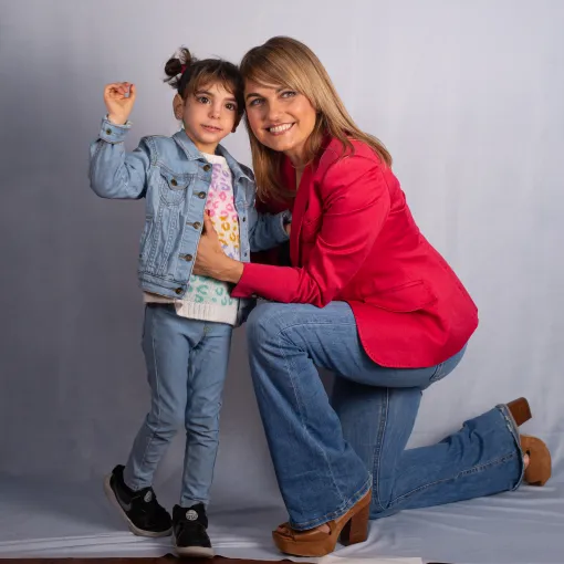 Paula Torres, niña con Síndrome DDX3X, y Lourdes Maldonado, periodista y embajadora de FEDER, durante la sesión de fotos para el cartel del Día Mundial de las Enfermedades Raras.