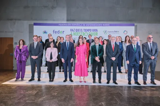 SM la Reina junto a José Manuel Miñones, Carolina Darias y la Junta Directiva de FEDER en el acto por el Día Mundial.